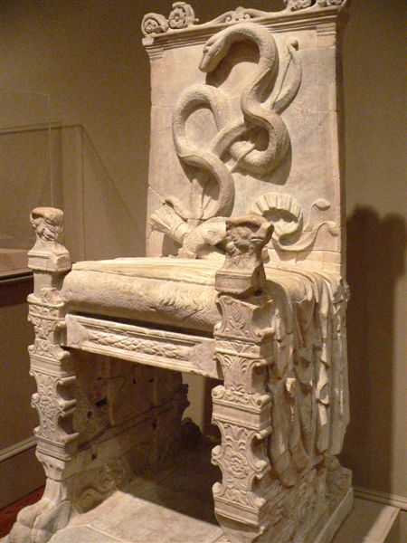 Photo by mharrsch - Roman_throne_LosAngeles_County_Museum_California